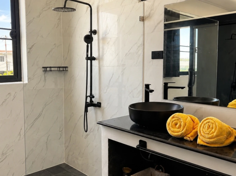 Salle de bain avec douche pluie de la Villa Azura