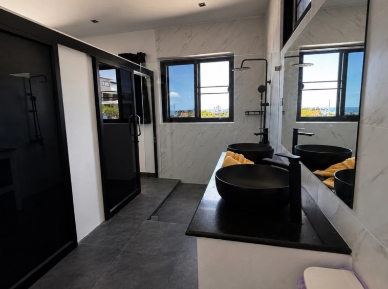 Salle de bain avec double vasque et vue mer de la Villa Azura