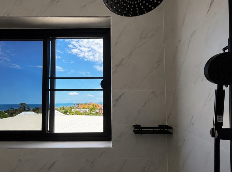 Douche avec fenêtre vue mer de la Villa Azura