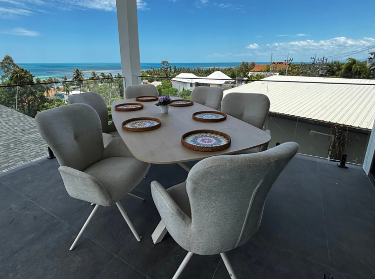 Terrasse avec repas extérieur face à la mer de la Villa Azura