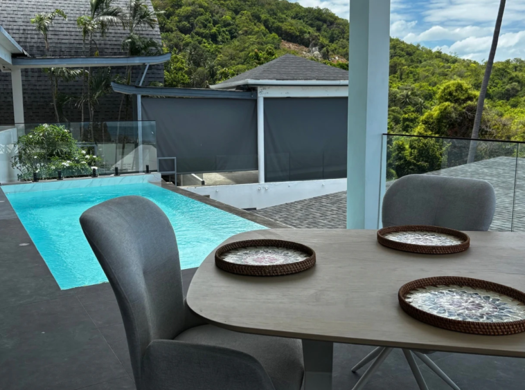 Piscine et terrasse avec vue sur les collines de la Villa Azura