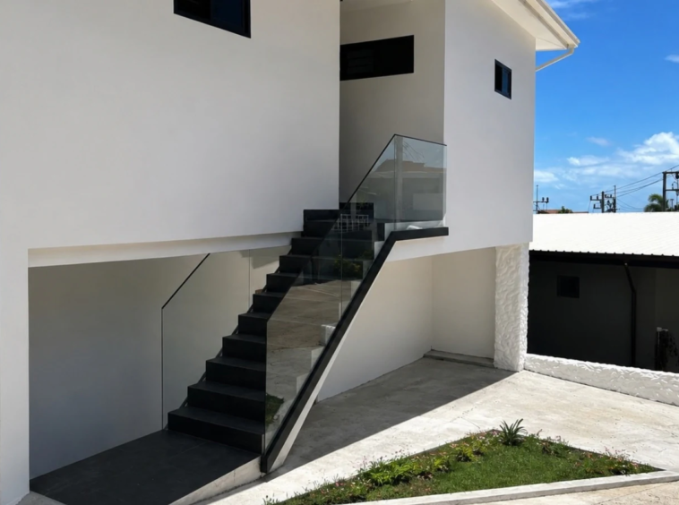 Entrée et escalier de la Villa Azura, villa moderne
