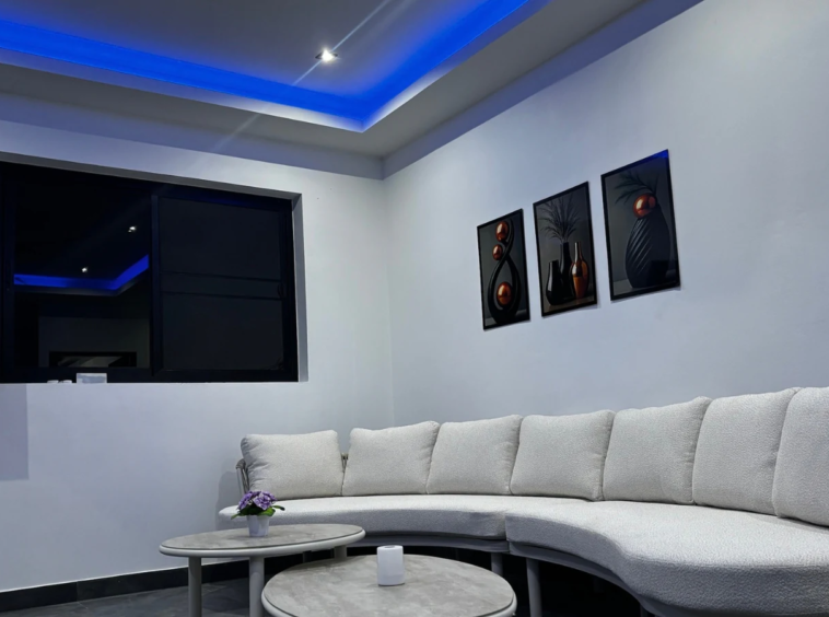 Salon avec éclairage LED en soirée de la Villa Azura
