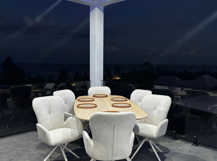 Terrasse de nuit avec vue mer de la Villa Azura