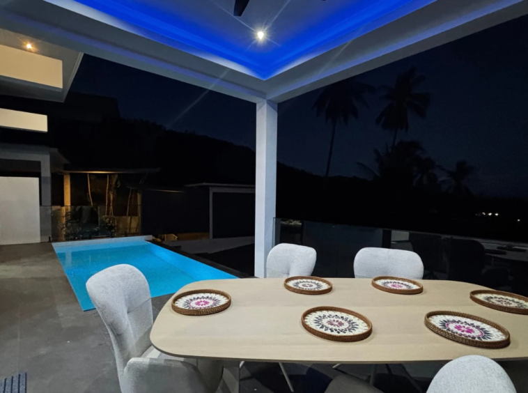 Terrasse et piscine de nuit de la Villa Azura