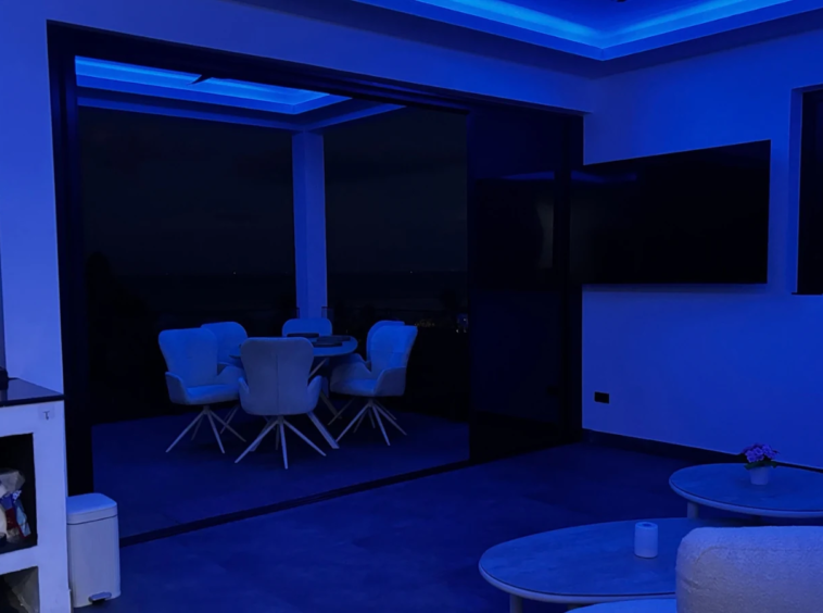 Séjour avec ambiance LED de nuit de la Villa Azura