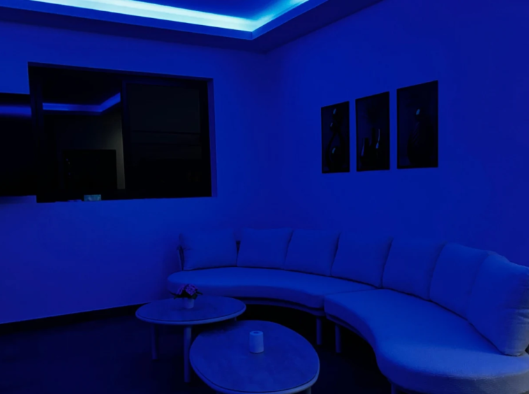 Salon avec éclairage LED bleu de la Villa Azura